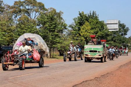 Esta foto divulgada pela Agence Kampuchea Press (AKP) em 8 de dezembro de 2025 mostra moradores locais evacuando após confrontos na fronteira entre Camboja e Tailândia, na província de Preah Vihear.