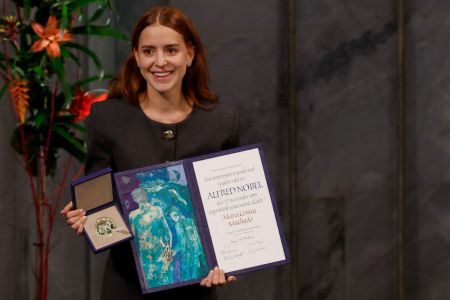 Ana Corina Sosa, filha da líder da oposição venezuelana Maria Corina Machado, recebe o Prêmio Nobel da Paz em nome de sua mãe na cerimônia de entrega do Prêmio Nobel da Paz, realizada na Prefeitura de Oslo, em 10 de dezembro de 2025, em Oslo, Noruega