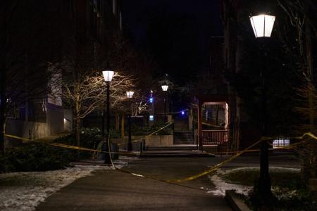 Fita de isolamento da polícia é vista perto do prédio de engenharia Barus & Holley na Universidade Brown, local do massacre de 13 de dezembro em Providence, Rhode Island, em 15 de dezembro de 2025
