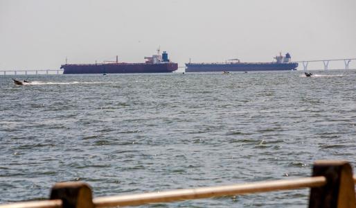 Dois petroleiros permanecem ancorados no Lago Maracaibo, perto de Maracaibo, estado de Zulia, Venezuela, em 17 de dezembro de 2025