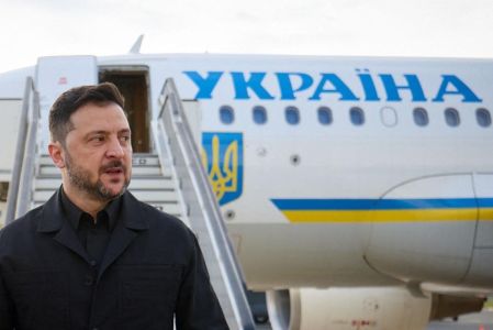 Nesta fotografia divulgada pelo Serviço de Imprensa da Presidência da Ucrânia em 18 de dezembro de 2025, o presidente ucraniano Volodymyr Zelensky desembarca de um avião ao chegar para a cúpula da UE em Bruxelas, em meio à invasão russa da Ucrânia