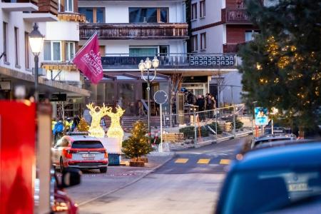 Equipes de resgate e pessoas são vistas no local da explosão que atingiu o bar Le Constellation em Crans-Montana, em 1º de janeiro de 2026. Várias pessoas morreram e outras ficaram feridas quando uma explosão atingiu um bar na luxuosa cidade turística de esqui alpino de Crans-Montana, informou a polícia suíça na manhã de 1º de janeiro.