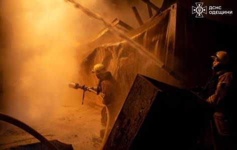 Nesta fotografia divulgada pelo Serviço de Emergência da Ucrânia em 1º de janeiro de 2025, bombeiros ucranianos combatem um incêndio no local após um ataque aéreo na região de Odessa, em meio à invasão russa da Ucrânia