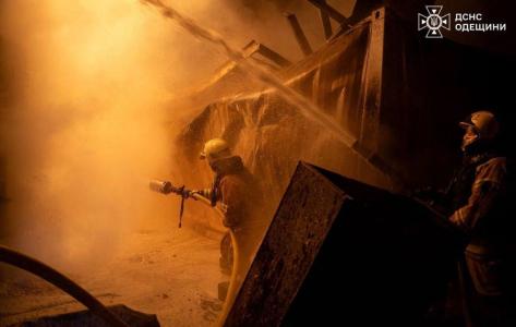 Nesta fotografia divulgada pelo Serviço de Emergência da Ucrânia em 1º de janeiro de 2025, bombeiros ucranianos combatem um incêndio no local após um ataque aéreo na região de Odessa, em meio à invasão russa da Ucrânia