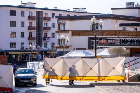 Policiais e bombeiros montaram telas de proteção ao redor do bar Constellation, na luxuosa cidade turística de Crans-Montana, nos Alpes suíços, em 1º de janeiro de 2026, após um incêndio ter destruído o local durante as comemorações de Ano Novo.
