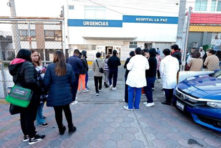 Famílias aguardam em frente a hospital durante evacuação após terremoto de magnitude 6,5