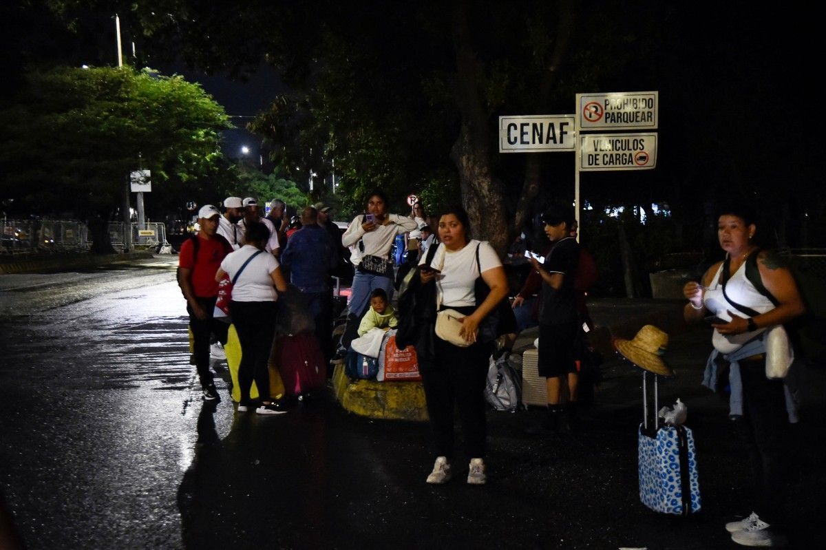 Venezuelanos se reúnem próximo à fronteira com a Colômbia após ataque dos EUA