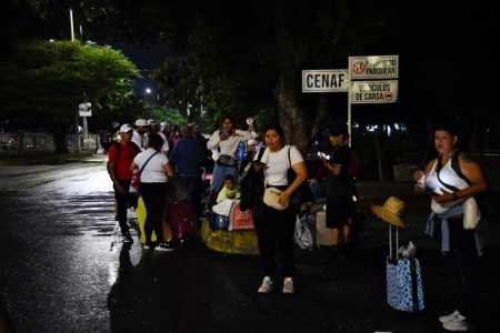 Venezuelanos reunidos próximo à fronteira com a Colômbia