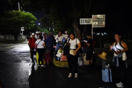 Venezuelanos reunidos próximo à fronteira com a Colômbia
