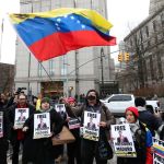 Manifestantes pedem por liberdade de Maduro em frente a tribunal, nos EUA