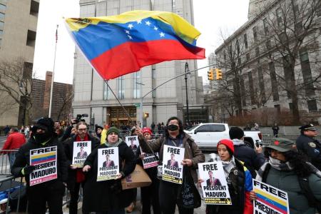 Protestantes se reunem em frente a tribunal contra prisão de Maduro