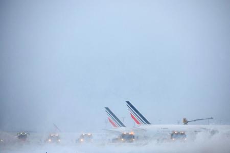 Aeronavaes são encontradas sob neve durante cancelamento dos voos por tempestade na França
