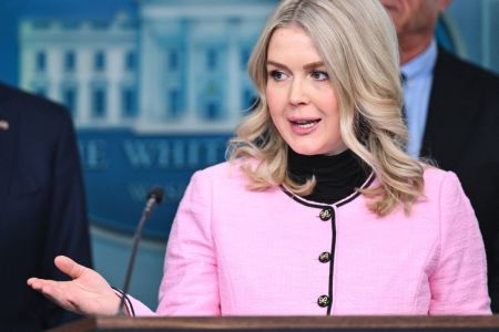 A secretária de imprensa da Casa Branca, Karoline Leavitt, mostra imagens do novo Salão de Baile de Estado da Casa Branca, que o presidente Donald Trump planeja construir a partir de setembro.