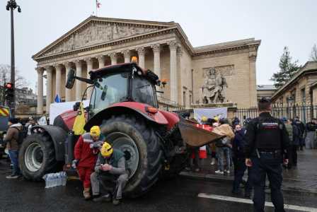 Agricultores se reúnem em frente à Assembleia Nacional da França durante uma manifestação do sindicato agrícola francês Coordenação Rural (CR), como parte de um dia nacional de protestos e ações convocadas por diversos sindicatos rurais para pressionar o governo francês a bloquear o acordo comercial com o Mercosul e protestar contra a gestão da epidemia de dermatite nodular contagiosa (DNC), em Paris, em 8 de janeiro de 2026.