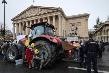 Agricultores se reúnem em frente à Assembleia Nacional da França durante uma manifestação do sindicato agrícola francês Coordenação Rural (CR), como parte de um dia nacional de protestos e ações convocadas por diversos sindicatos rurais para pressionar o governo francês a bloquear o acordo comercial com o Mercosul e protestar contra a gestão da epidemia de dermatite nodular contagiosa (DNC), em Paris, em 8 de janeiro de 2026.