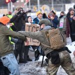 Manifestantes duelam com a polícia durante protesto por morte de mulher nos EUA