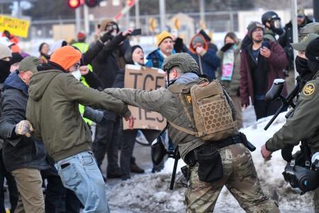 Manifestantes entram em combate com a polícia durante protesto nos EUA