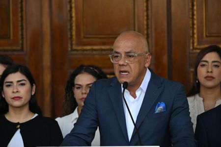 O presidente da Assembleia Nacional da Venezuela, Jorge Rodríguez, discursa antes do início da sessão da Assembleia Nacional em Caracas, em 8 de janeiro de 2026. Rodríguez anunciou a iminente libertação de um número significativo de venezuelanos e estrangeiros "a fim de contribuir e colaborar no esforço que todos devemos fazer para alcançar a convivência".