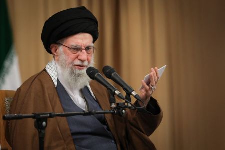 Uma foto divulgada pelo gabinete do líder supremo do Irã, o aiatolá Ali Khamenei, mostra-o discursando em uma reunião com estudantes em Teerã, em 3 de novembro de 2025.