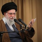 Esposa do aiatolá Ali Khamenei morre após ataques dos EUA e de Israel