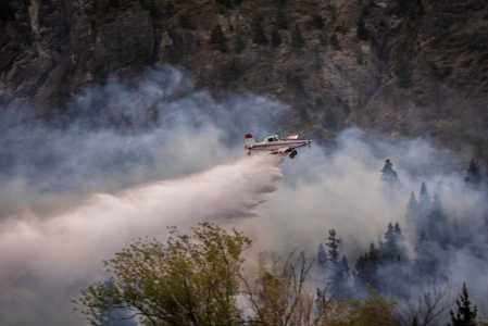 Uma aeronave lança água para extinguir um incêndio florestal no Monte Pirque, em El Hoyo, na região patagônica da província de Chubut, Argentina