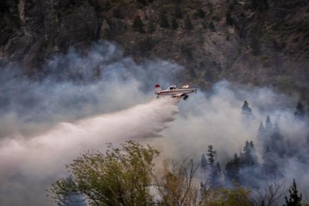 Uma aeronave lança água para extinguir um incêndio florestal no Monte Pirque, em El Hoyo, na região patagônica da província de Chubut, Argentina