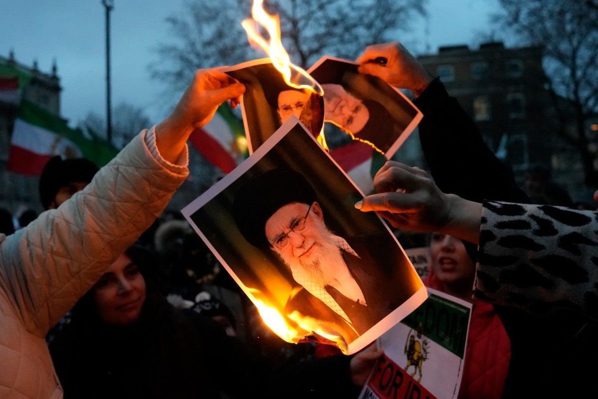 Canadense morreu 'nas mãos de autoridades iranianas', diz chanceler