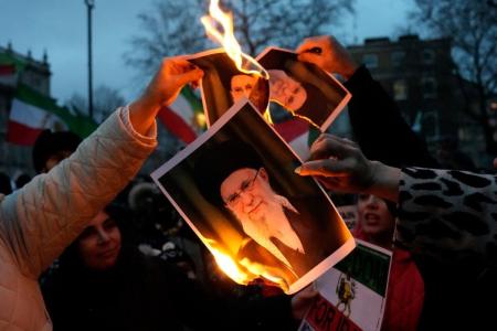 Manifestantes queimam imagens do aiatolá Ali Khamenei durante um protesto em solidariedade à revolta iraniana, organizado pelo Conselho Nacional da Resistência do Irã, em Whitehall, no centro de Londres, em 11 de janeiro de 2026, contra a repressão do regime iraniano ao acesso à internet e para "reconhecer seu direito à autodefesa contra as forças do regime".