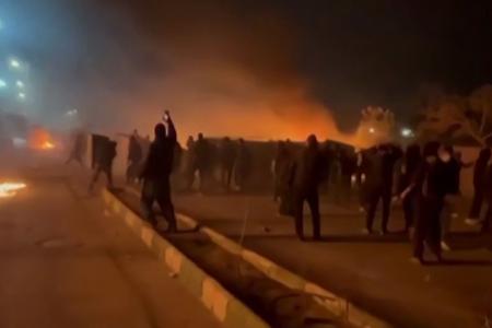 Esta captura de vídeo, feita em 13 de janeiro de 2026 a partir de imagens geradas por usuários e publicadas em redes sociais em 10 de janeiro de 2026, mostra confrontos em Mashhad, no nordeste do Irã.