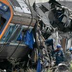 Grua atinge trem e mata pelo menos 32 pessoas na Tailândia