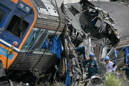 Trabalhadores atuam no resgate de pessoas no trem atingido pela grua