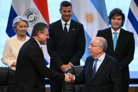 Comissário europeu para o Comércio e Segurança Econômica, Maros Sefcovic (esquerda), e o ministro das Relações Exteriores do Brasil, Mauro Vieira