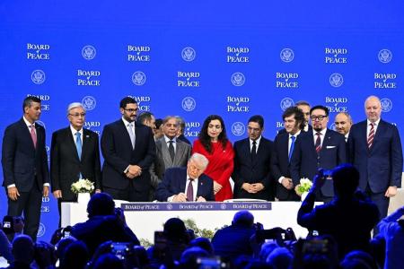 O presidente do Paraguai, Santiago Peña (E), o primeiro-ministro do Paquistão, Shehbaz Sharif (5º E), o presidente do Kosovo, Vjosa Osmani (C-D), o ministro das Relações Exteriores do Marrocos, Nasser Bourita (6º D), o presidente da Argentina, Javier Milei (5º D), o primeiro-ministro da Armênia, Nikol Pashinyan (2º D), o ex-primeiro-ministro da Bulgária, Rosen Zhelyazkov (D), e o ministro das Relações Exteriores da Turquia, Hakan Fidan (4º D), posam com o presidente dos EUA, Donald Trump, assinando a carta de fundação da reunião do "Conselho da Paz" durante o Fórum Econômico Mundial (FEM) em Davos, em 22 de janeiro de 2026.