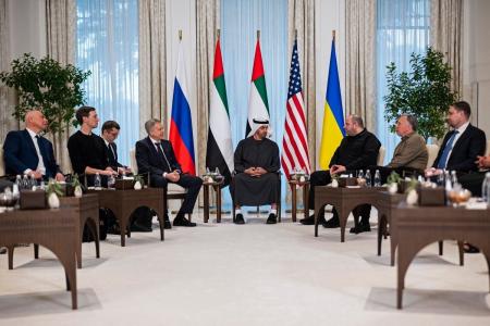 Esta fotografia, divulgada pelo Tribunal Presidencial dos Emirados Árabes Unidos em 23 de janeiro de 2026, mostra o presidente dos Emirados Árabes Unidos, Sheikh Mohamed bin Zayed al-Nahyan (C), conversando com os chefes das delegações participantes das negociações trilaterais entre os EUA, a Rússia e a Ucrânia, no Palácio Al Shati, em Abu Dhabi