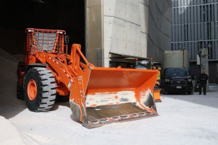 Prefeitura de Nova Iorque usa maquinário pesado para lidar com a neve
