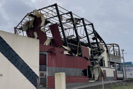 Uma foto tirada em 28 de janeiro de 2026 mostra o telhado de uma fábrica destruído pela tempestade Kristin em Marinha Grande, no centro de Portugal