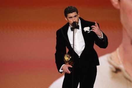 Bad Bunny aceita o prêmio de Melhor Álbum de Música Urbana no palco durante a 68ª edição do GRAMMY Awards na Crypto.com Arena em 1 de fevereiro de 2026 em Los Angeles, Califórnia