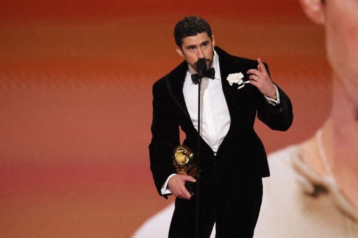 Bad Bunny aceita o prêmio de Melhor Álbum de Música Urbana no palco durante a 68ª edição do GRAMMY Awards na Crypto.com Arena em 1 de fevereiro de 2026 em Los Angeles, Califórnia