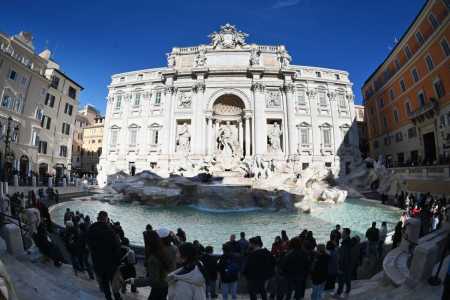 Turistas devem pagar para acessar a fonte de forma mais próxima