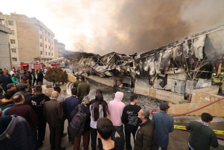 Incêndio de larga escala atinge mercado em Teerã, capital do Irã