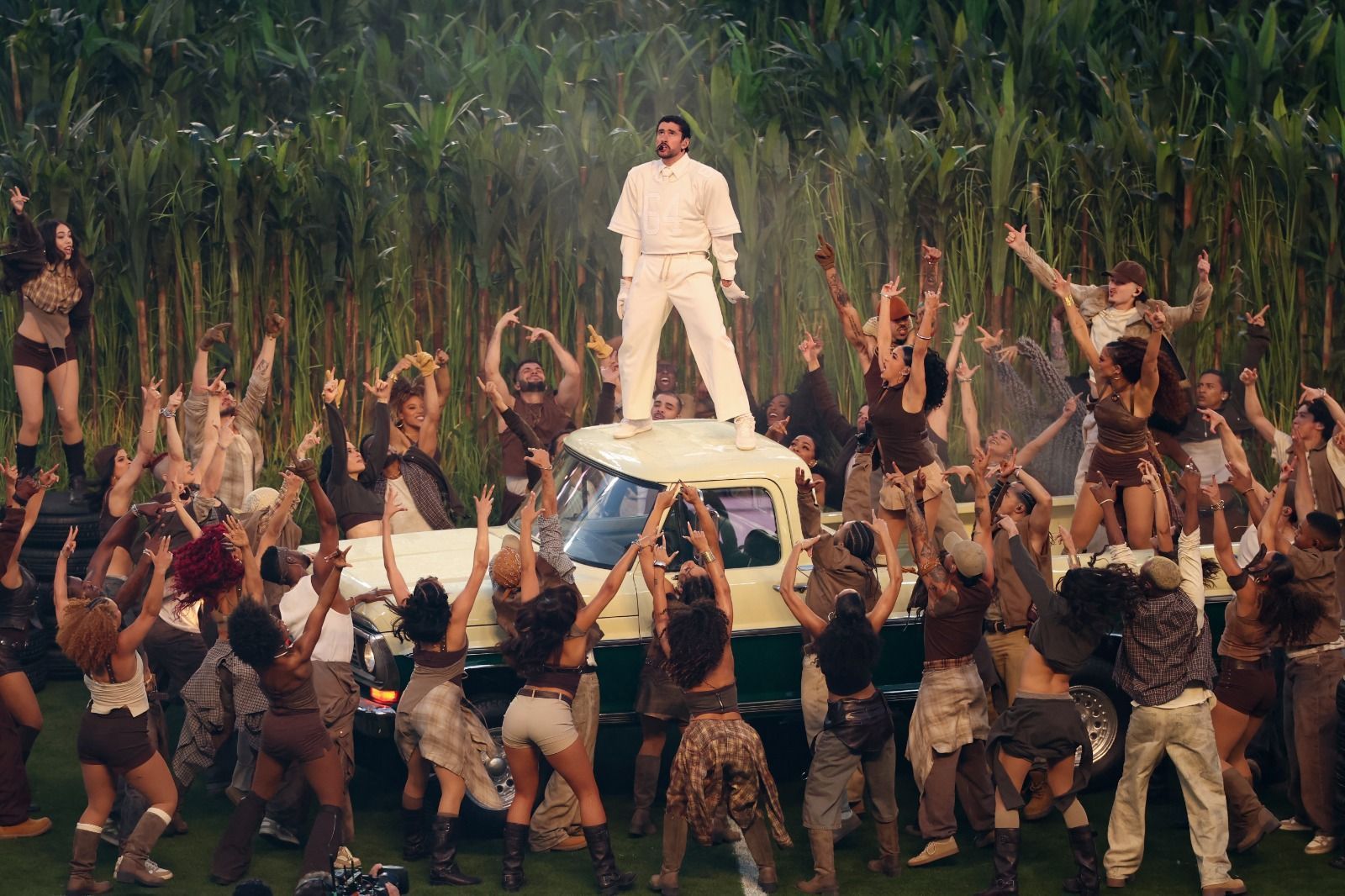 Com Lady Gaga e Ricky Martin, Bad Bunny faz 'halftime show' do Super Bowl LX