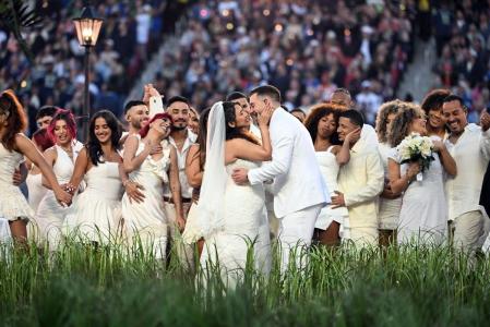 Noivos se beijaram durante show do Bad Bunny no Super Bowl