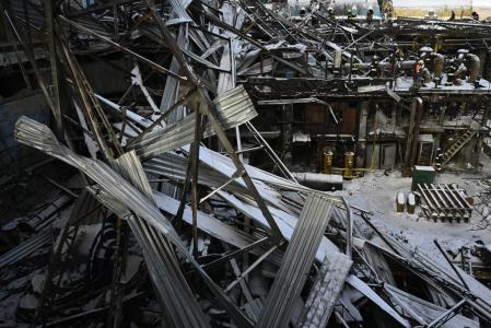 Pessoas são resgatadas de destroços em ponto de distribuição de eletricidade na Ucrânia
