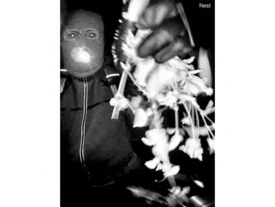 Imagens divulgadas pelo FBI mostram um indivíduo encapuzado, usando jaqueta, luvas e mochila