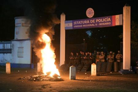 Departamento de Polícia de Santa Fé recebe manifestações de policias na madrugada desta quarta-feira (11)