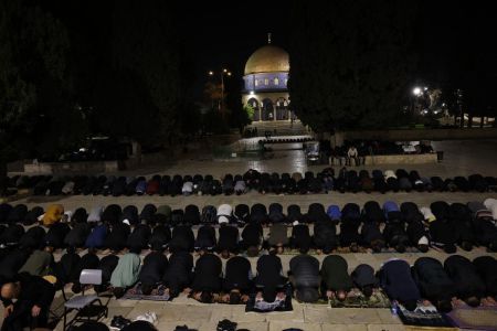 Religiosos se reúnem em frente à mesquita para orações durante Ramadã