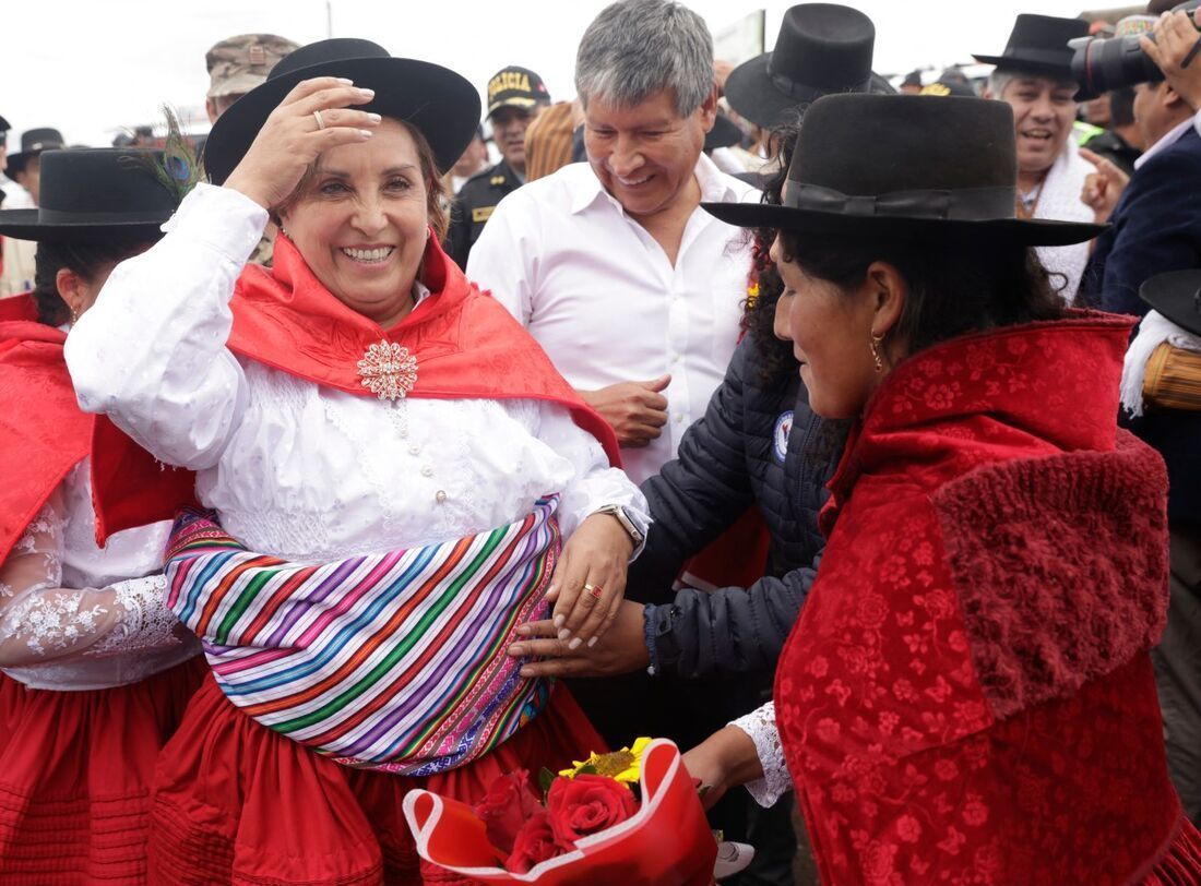 Presidente do Peru é agredida e tem cabelos puxados durante evento