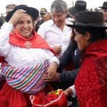 Presidente do Peru é agredida e tem cabelos puxados durante evento
