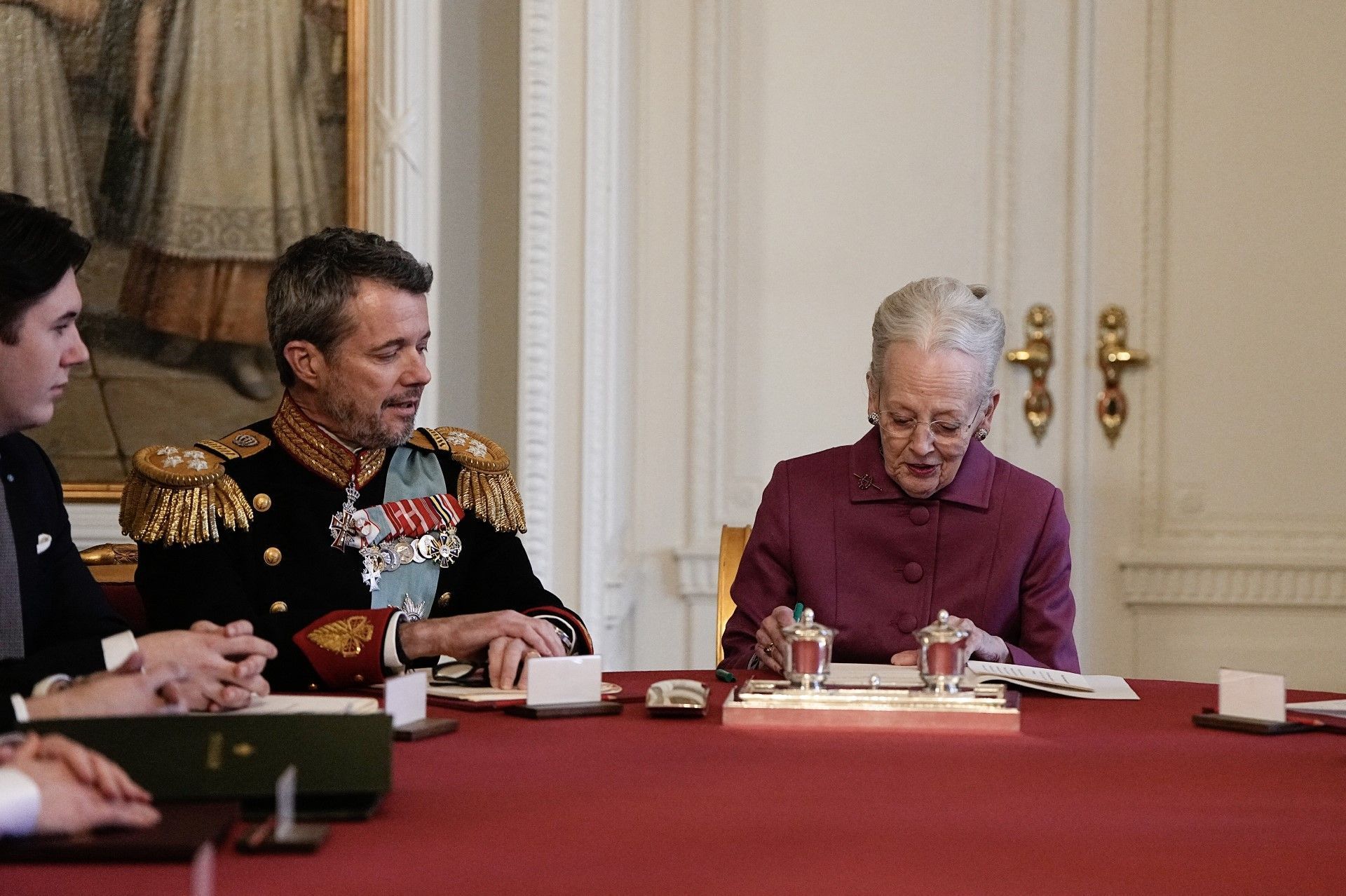 Rainha Margrethe II, da Dinamarca, abdica, e o filho Frederico X se torna rei
