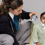 Conheça o menor homem vivo do mundo, que mede 65,42 cm